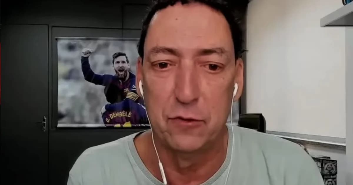 Ilustração de estádio dividido entre prudência e tensão judicial, com martelo, papéis e microfone; referência a Flamengo, Maracanã e crítica à Justiça