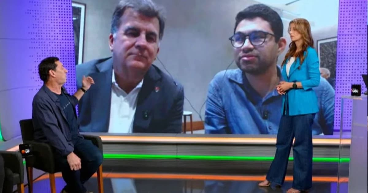Lance polêmico no estádio: dois jogadores em disputa, árbitro mostrando cartão amarelo e monitor do VAR. Palavras-chave: arbitragem, incoerência.