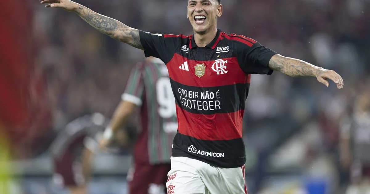 Camisa do Flamengo vista de costas com a frase 'Proibir não é proteger', torcida rubro-negra protestando no estádio do Brasileirão