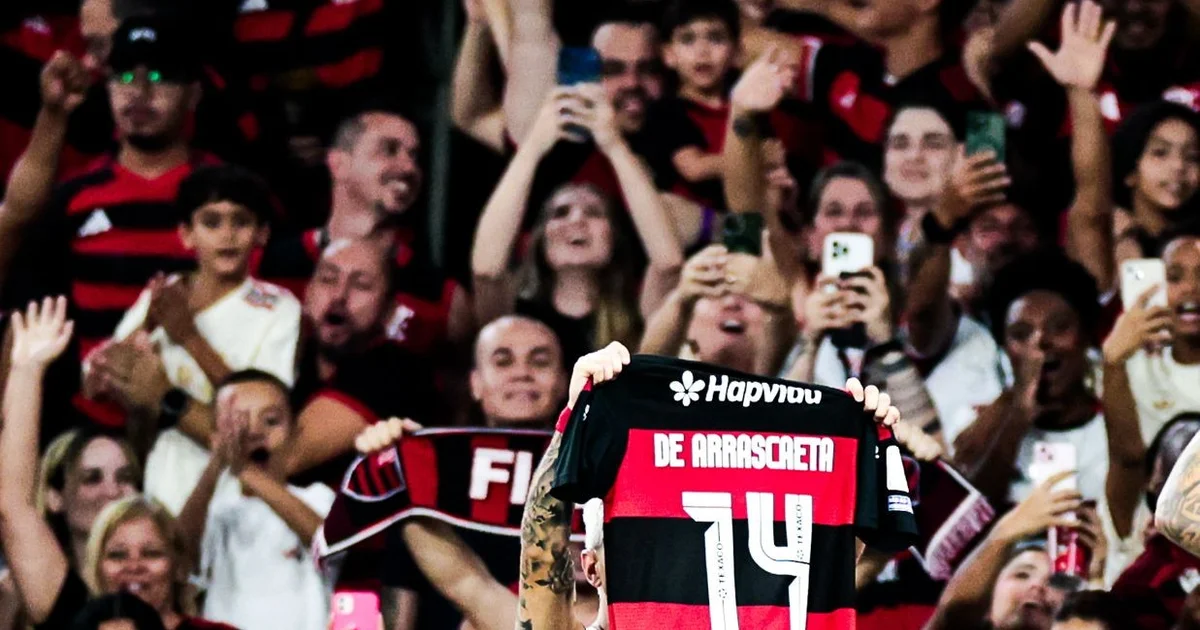 Ilustração editorial: jogador de camisa 14 comemora gol no Maracanã, torcida vibrante, placar 1–0 e destaque ao marco de 104 gols.