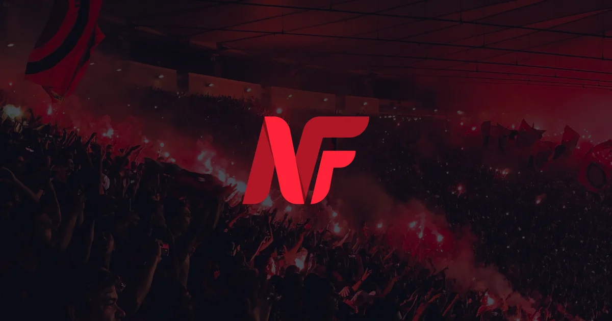 Jogador com camisa 14 comemora gol no Maracanã em homenagem, torcida, confete e detalhe simbólico de basquete ao fundo