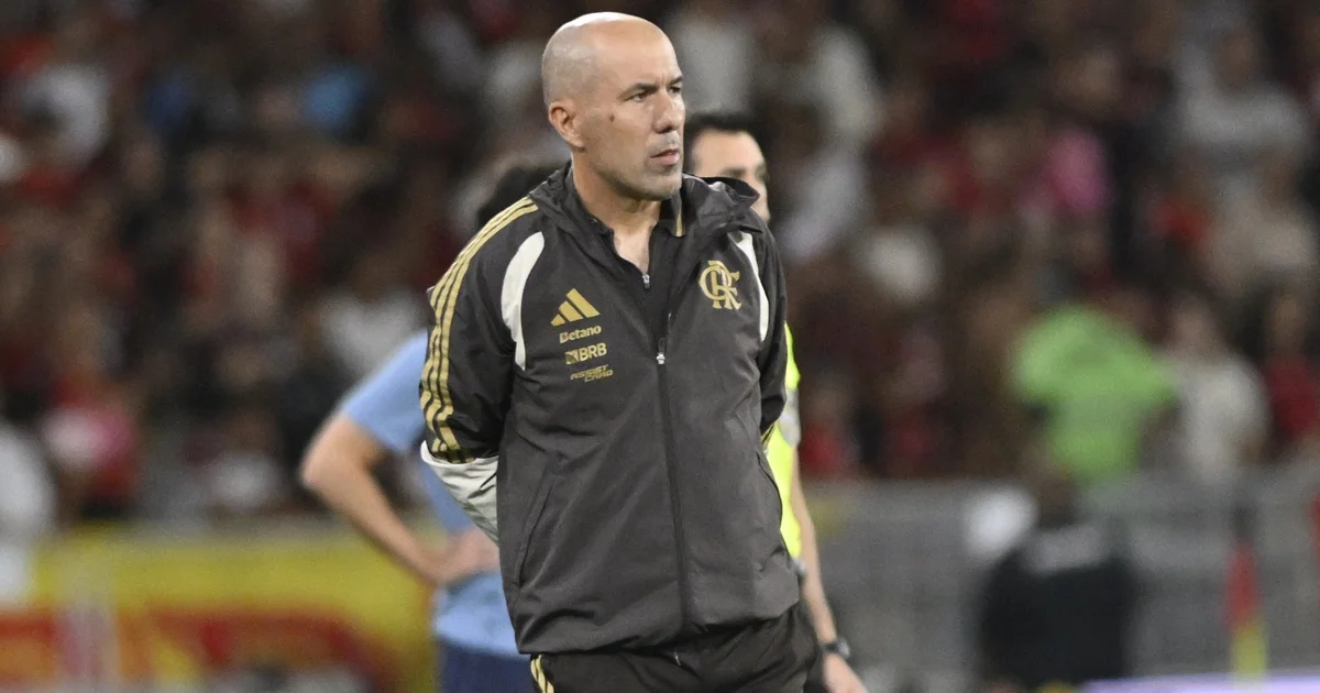 Ilustração editorial: estádio ao pôr do sol, Flamengo celebra vitória por 2 a 0 sobre o Bahia, torcida e confetes.