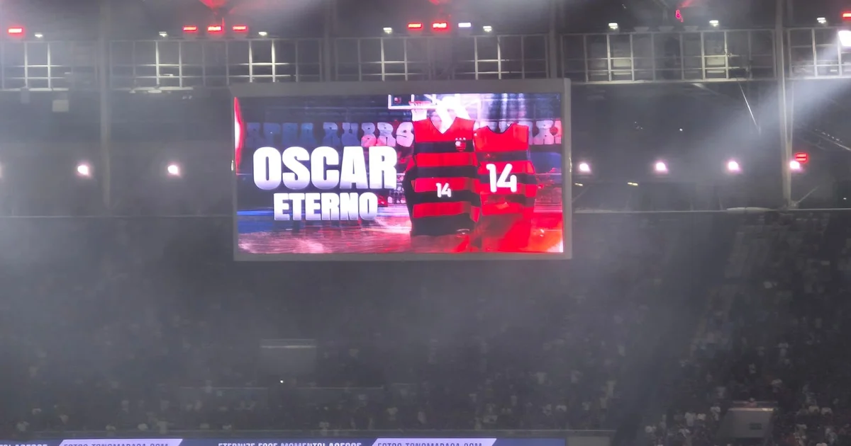 Ilustração do Maracanã à noite: torcida rubro-negra em silêncio, telão com 'Eterno' e jogadores alinhados em homenagem a Oscar Schmidt