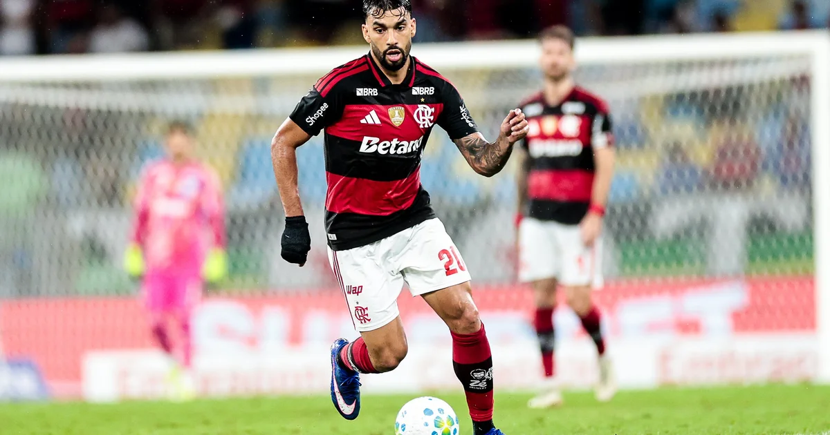 Jogador em ilustração editorial segurando a coxa esquerda no Maracanã, clima de preocupação por edema no tendão e atendimento médico.